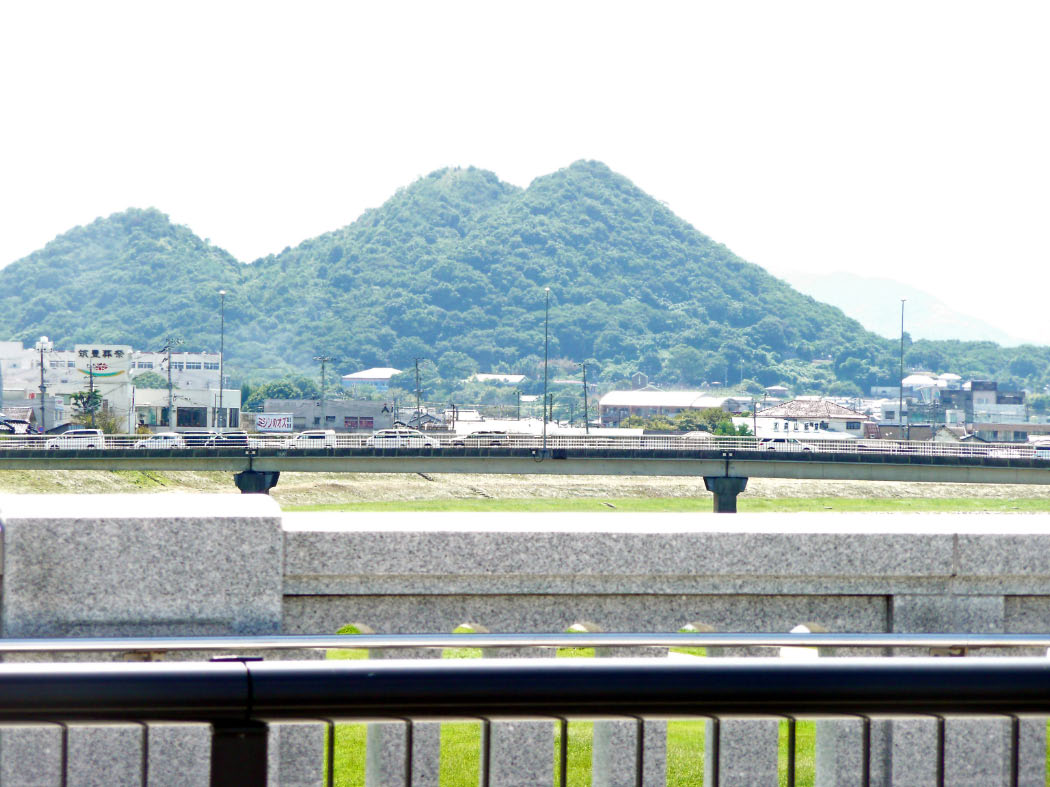 飯塚：大橋の上から眺めた「ボタ山だったが」
